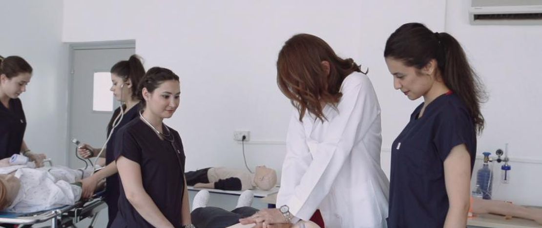 GAÜ OLARAK, SAĞLIK ALANINDA ÖĞRENCİLERİMİZE TAM DONANIMLI VE GELECEĞE YÖNELİK EĞİTİMLER VERİYORUZ