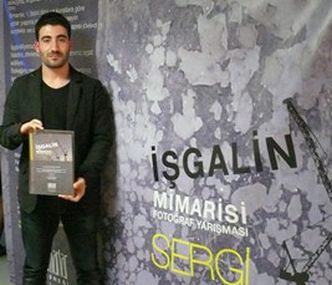 GAU Architecture Student receives a Plaque of Success in the contest of “The Architecture of an Invasion”