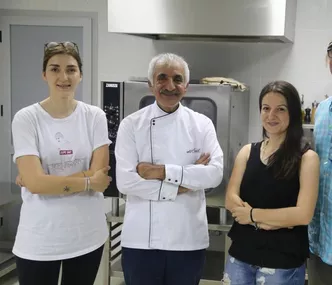 Usta Şef Ali Özçil; Wilco Van Herpen’e “Kıbrıs Mutfağı’nın” İnceliklerini GAÜ Mutfağında Gösterdi