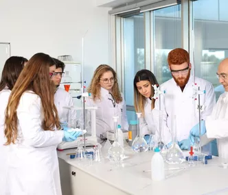LABORATUVAR AĞIRLIKLI BİR EĞİTİMİN DORUK NOKTASI; ECZACILIK FAKÜLTELERİ