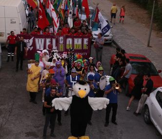 GAÜ 33. AKADEMİK YIL AÇILIŞ TÖRENLERİ DÜZENLENEN “GİRNE İLE EL ELE” KORTEJİ İLE SONA ERDİ