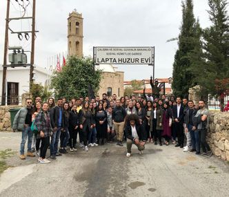 GAÜ İLETİŞİM FAKÜLTESİ ÖĞRENCİLERİ, YAŞLILAR HAFTASINDA LAPTA HUZUREVİNE ZİYARETTE BULUNDU