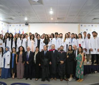 GAÜ ECZACILIK FAKÜLTESİ, GELENEKSEL ÖNLÜK GİYDİRME TÖRENİ AİLELERİNDE KATILIMI İLE GERÇEKLEŞTİ