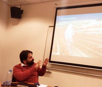 GAÜ AKADEMİSYENİ DOÇ. DR. SADRİ, KENTLEŞME YANLIŞLARI VE KENT HAKLARI KONUSUNDA SEMİNER VERDİ