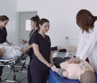 GAÜ OLARAK, SAĞLIK ALANINDA ÖĞRENCİLERİMİZE TAM DONANIMLI VE GELECEĞE YÖNELİK EĞİTİMLER VERİYORUZ