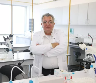 GAÜ TIP FAKÜLTESİ DEKANI PROF. DR. ÜNYAYAR COVID-19 HASTALARININ TEDAVİSİ İÇİN YENİ BİR YÖNTEME İŞARET ETTİ